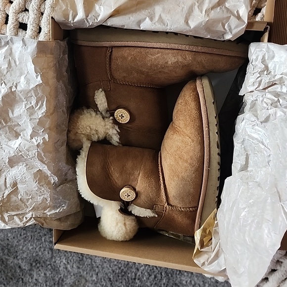 Ugg Bailey Button - Picture 2 of 10